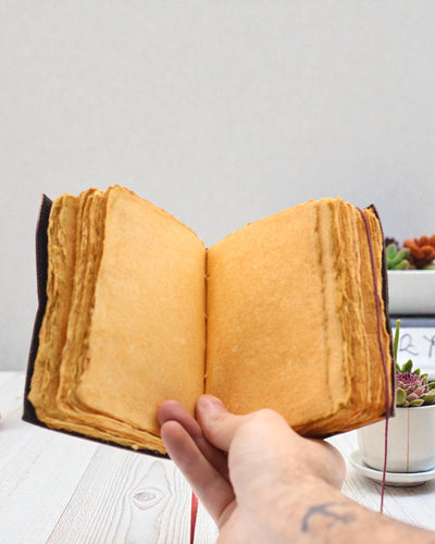 Bieza ādas piezīmju klade ar plēstmalu – Ne katra diena var būt laba (12.7 × 8.9 cm)