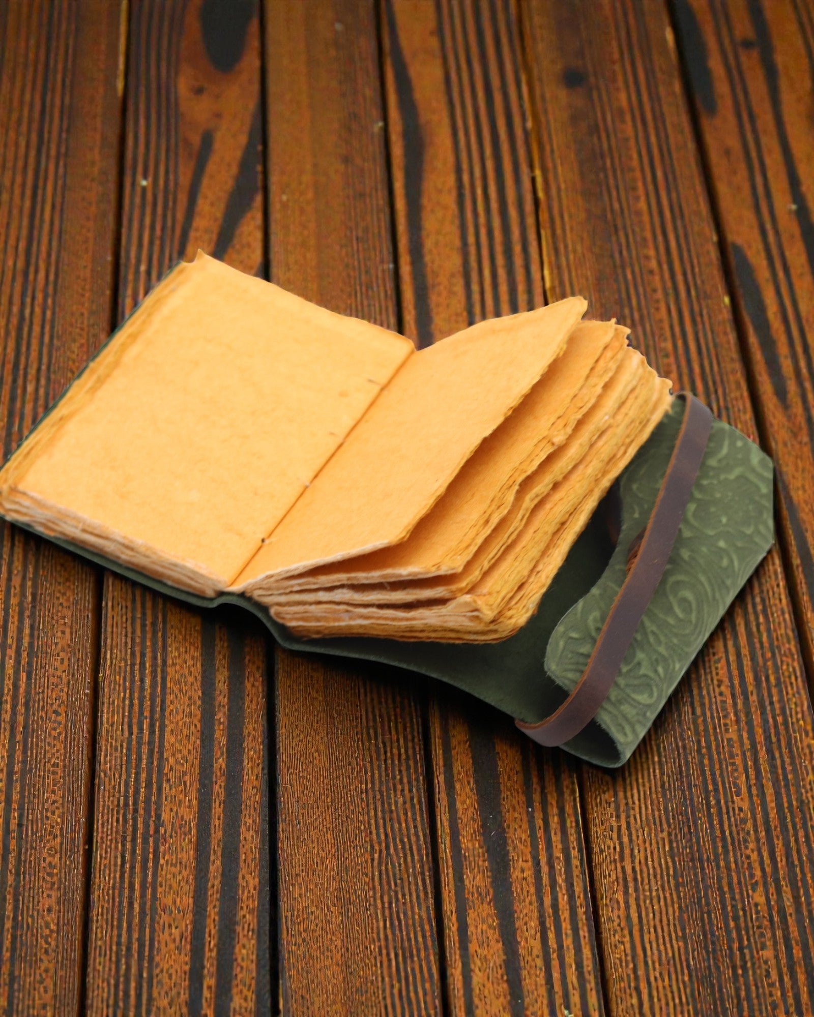 Green Maze senovinio stiliaus – odinė užrašų knygelė su sendintais lapais 12,7 × 8,9 cm
