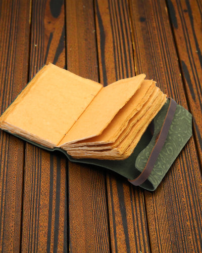 Green Maze senovinio stiliaus – odinė užrašų knygelė su sendintais lapais 12,7 × 8,9 cm