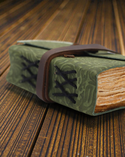 Green Maze senovinio stiliaus – odinė užrašų knygelė su sendintais lapais 12,7 × 8,9 cm