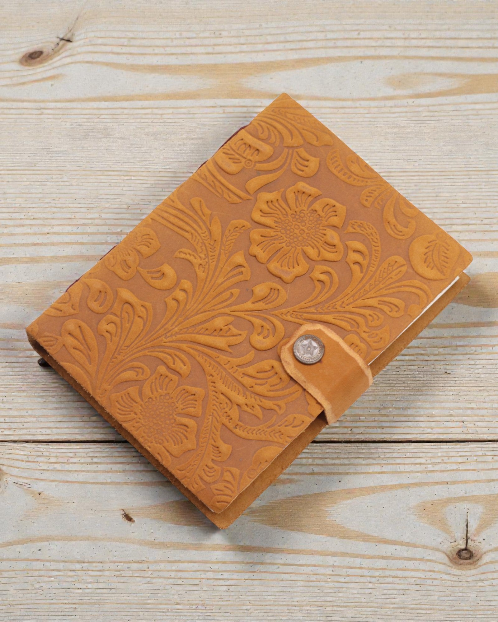 Kožni bilježnica s utisnutim cvjetovima – smeđa (17,8 x 12,7 cm)