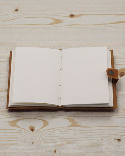 Kožni bilježnica s utisnutim cvjetovima – smeđa (17,8 x 12,7 cm)