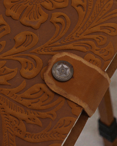 Kožni bilježnica s utisnutim cvjetovima – smeđa (17,8 x 12,7 cm)