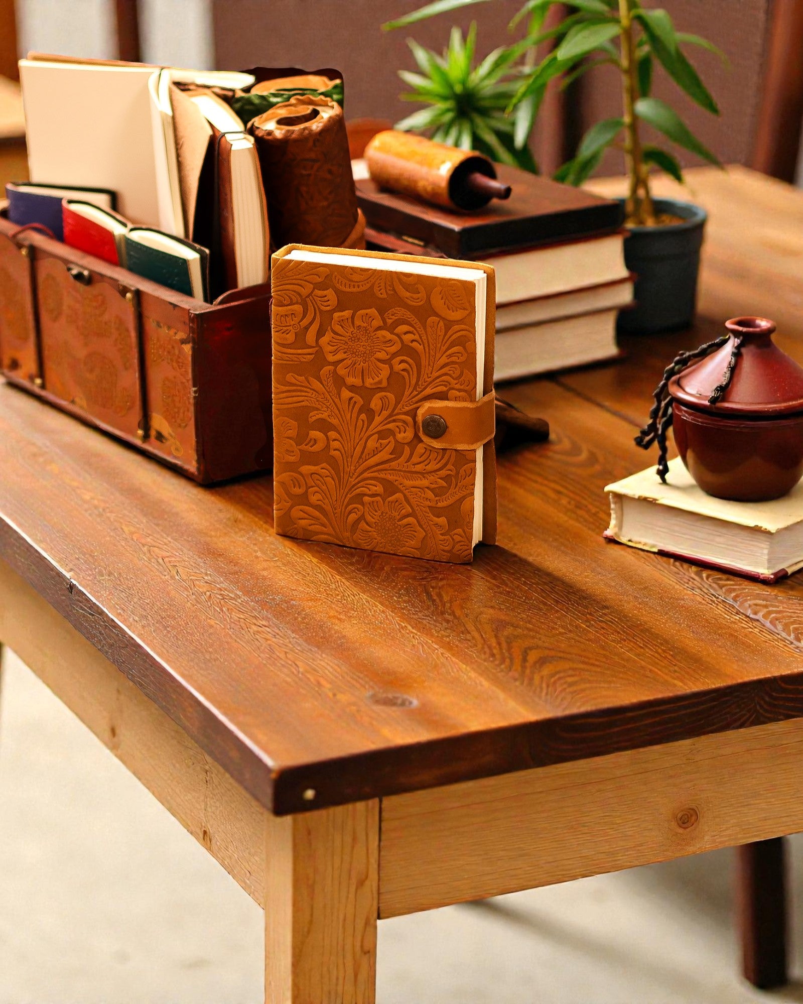 Kožni bilježnica s utisnutim cvjetovima – smeđa (17,8 x 12,7 cm)