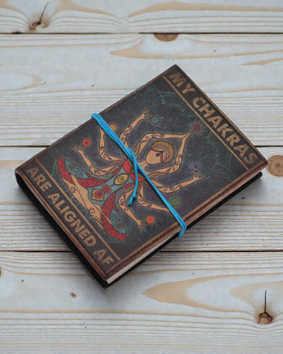 Caderno impresso em couro – Os meus chacras estão alinhados a sério - 17.8×12.7 cm