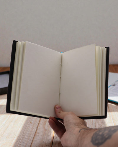 Caderno impresso em couro – Os meus chacras estão alinhados a sério - 17.8×12.7 cm