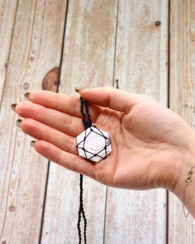 Bijela ravnoteža – makrame ogrlica s bijelim howlitom