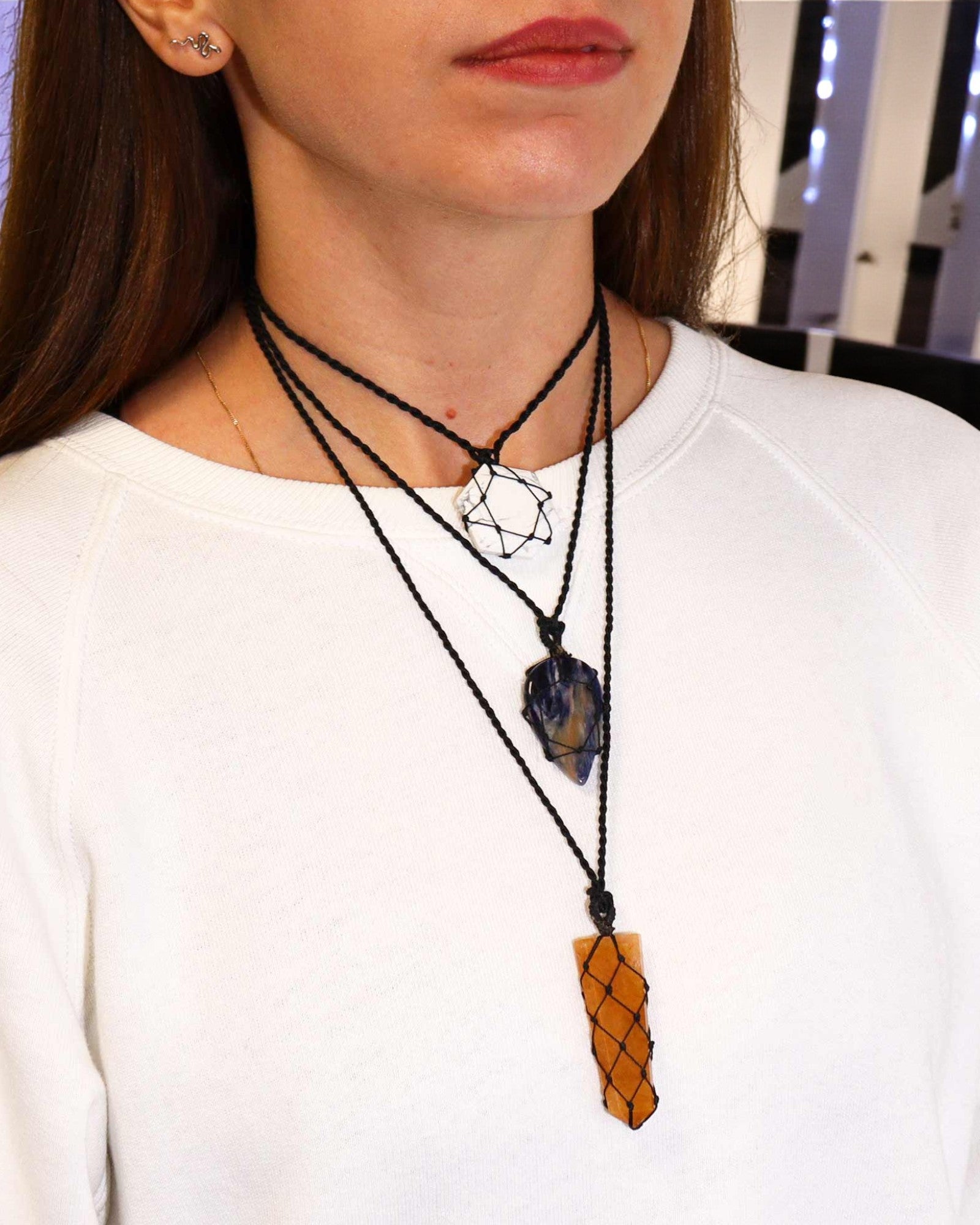 Bijela ravnoteža – makrame ogrlica s bijelim howlitom