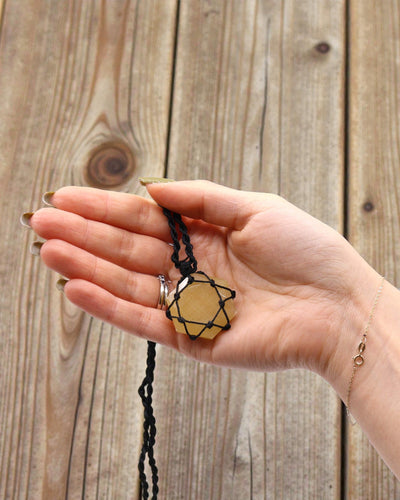 Šesterokut sunca – makrame ogrlica sa žutim kvarcom