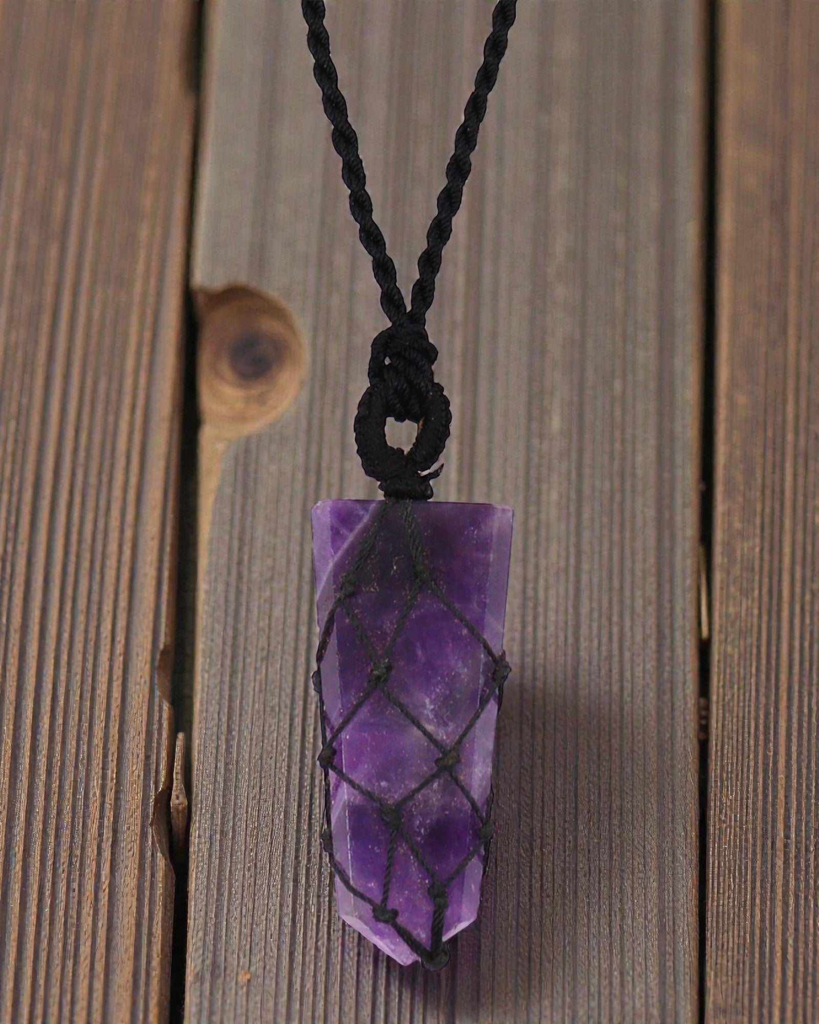 Violet Point – Macramé Necklace with a Pointed Amethyst