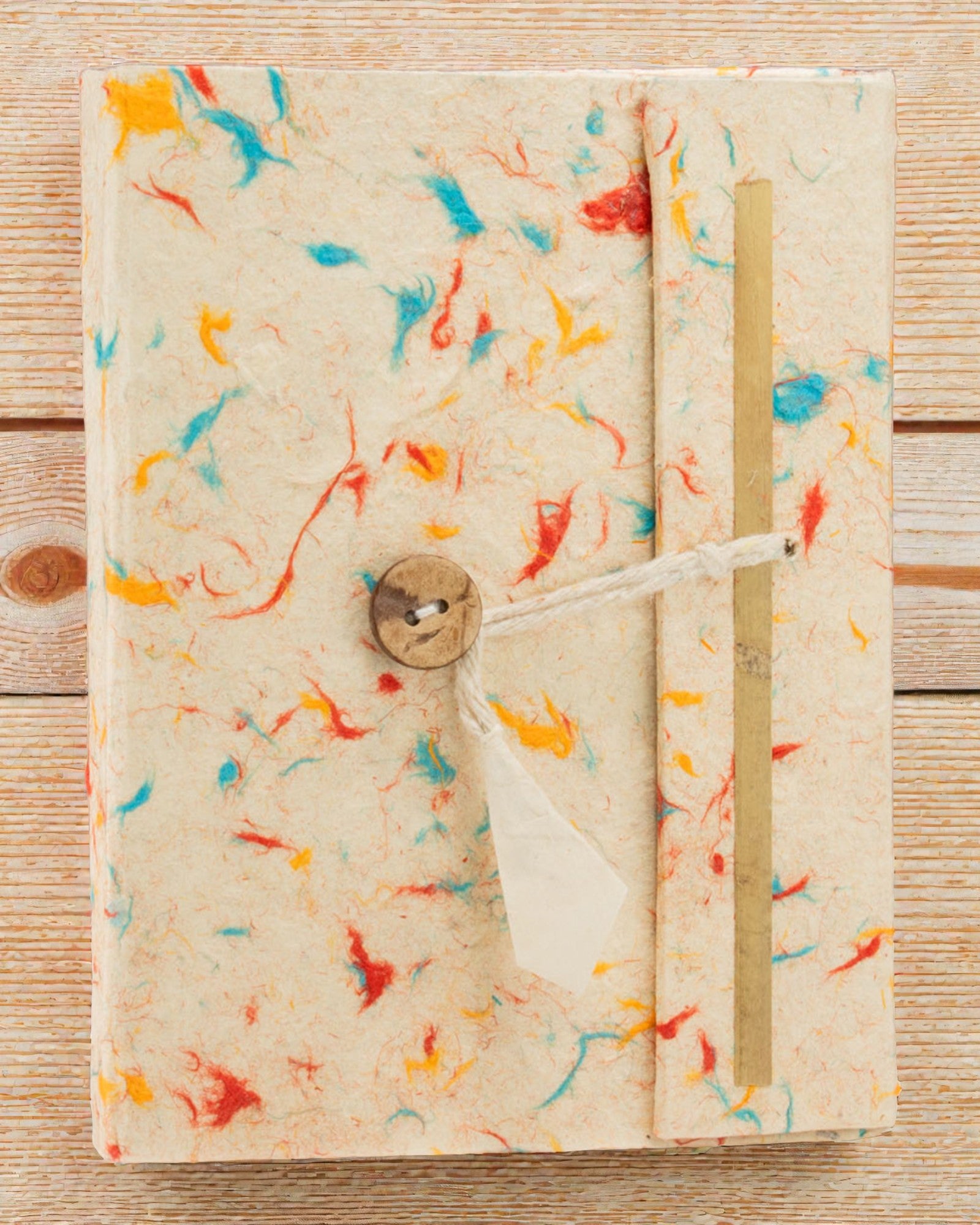 Lokta Šapat boja Pamuk – ručno izrađena bilježnica 15 × 12 cm, 45 listova, višebojni pamuk