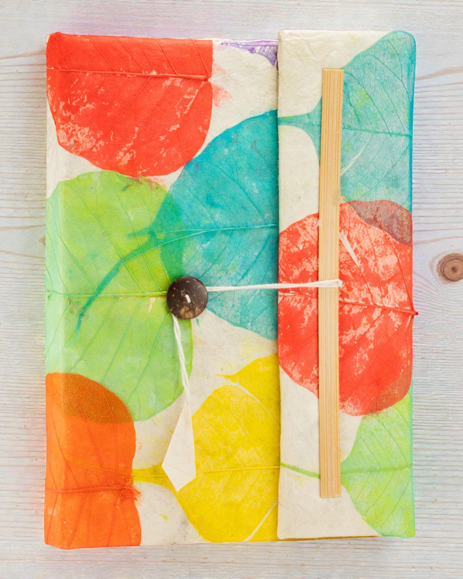 Cuaderno grande de lokta, hojas de colores – Colores de la naturaleza (45 hojas, 21 x 15 cm)