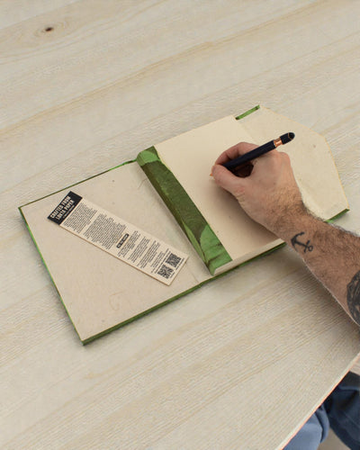 Notatnik floral arrojado Lokta – Grande (21x15cm) – 45 folhas – Inclui marcador de páginas – Verde musgo