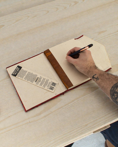 Caderno de Notas Artístico Lokta Ruby Bloom – Flores Arrojadas (45 folhas, 21 x 15 cm)