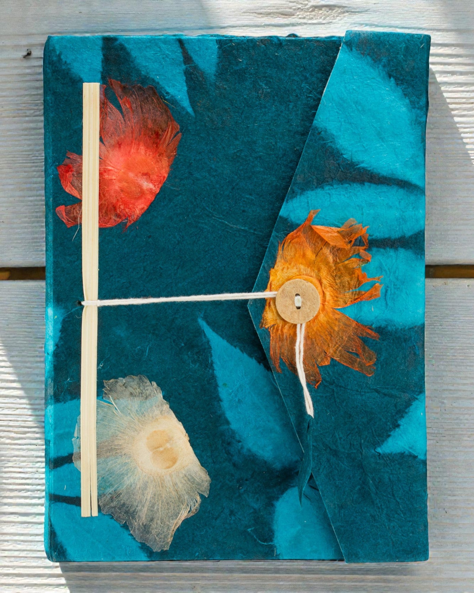 Velika bilježnica za lakat Smjelo cvijeće – tamnoplava (45 listova, 21 x 15 cm)