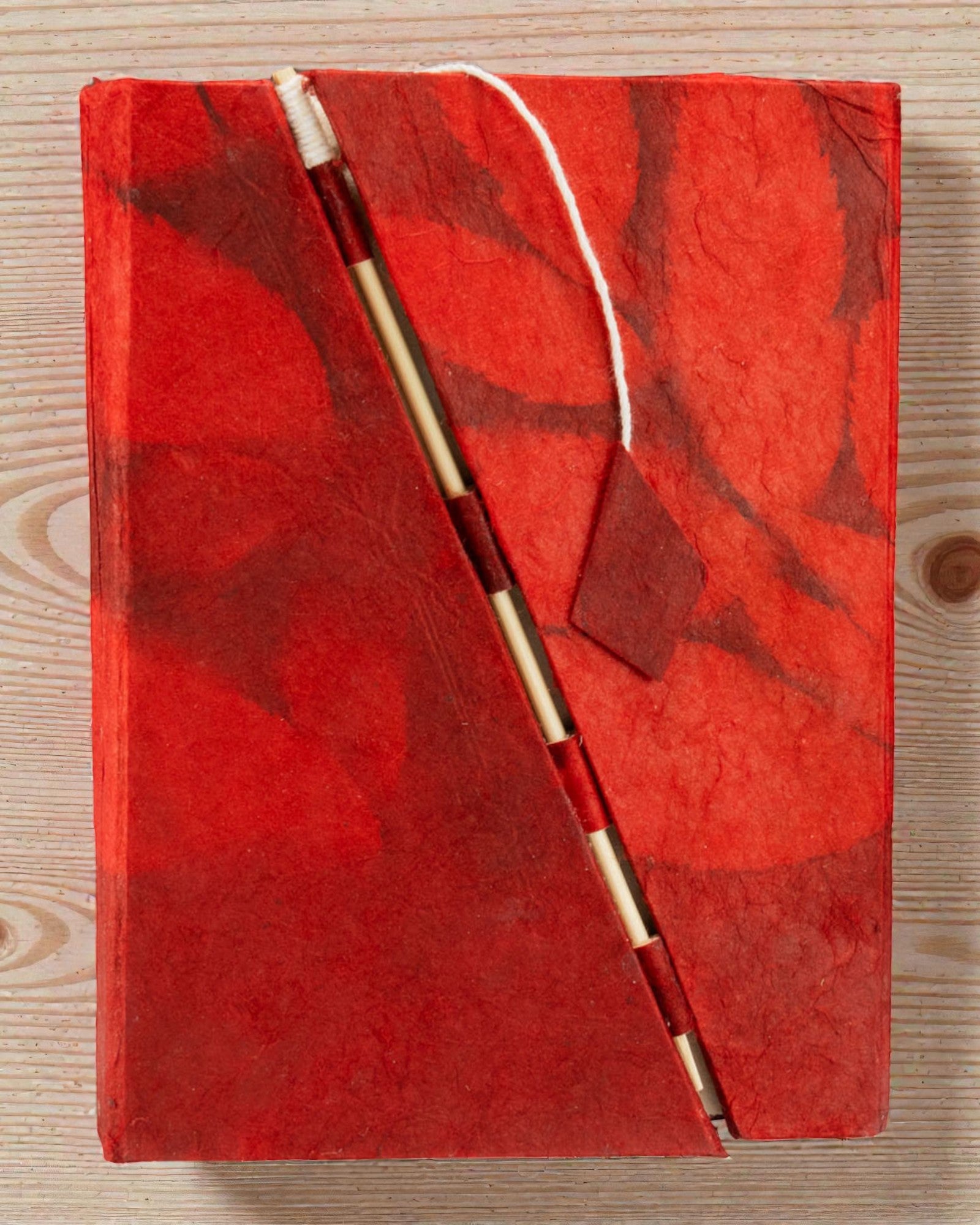 Lokta „Bold Floral“ bambukine spyna užrakinamas užrašų sąsiuvinis – vidutinio dydžio (15x12cm) – 45 lapai – rubino spalvos