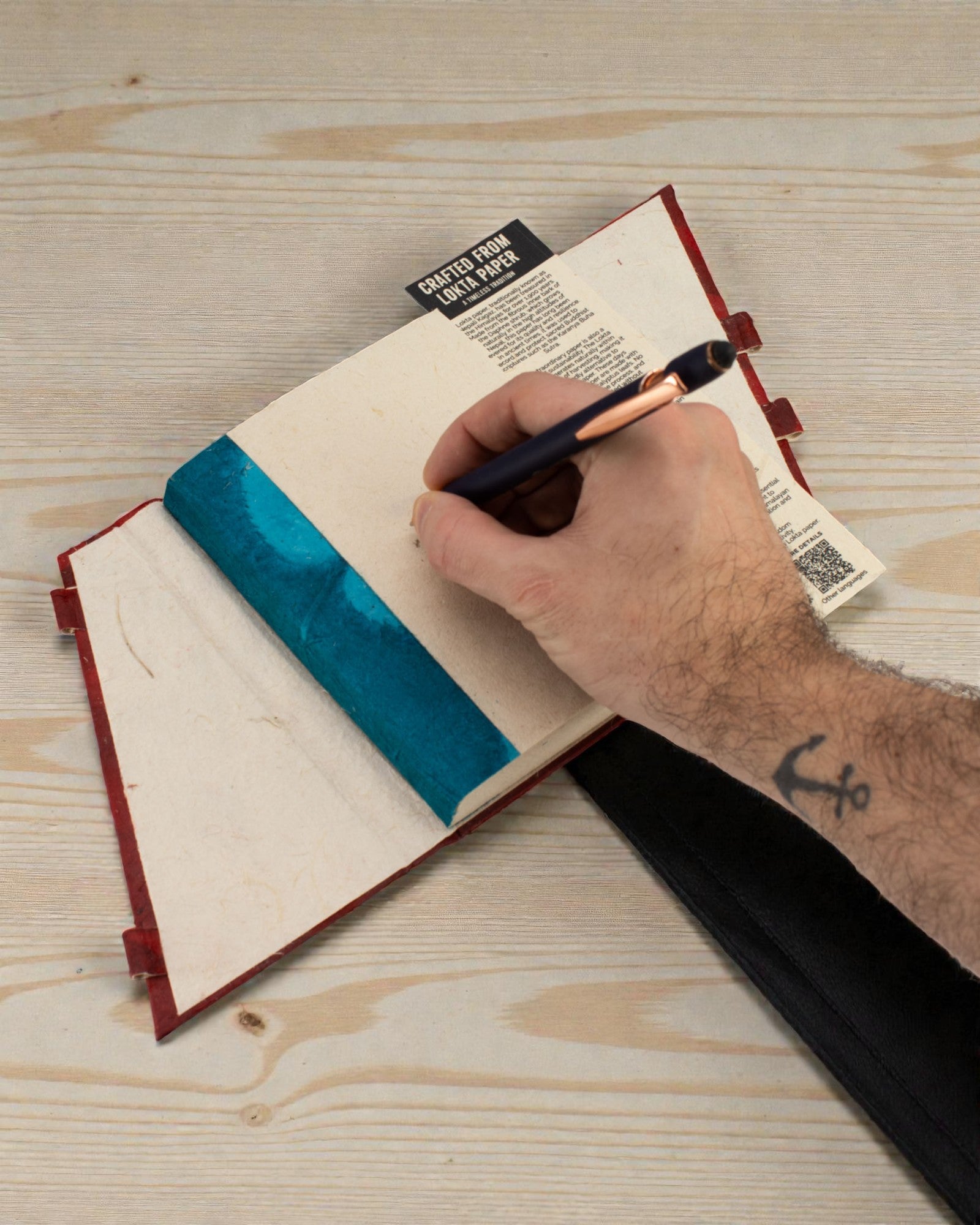 Lokta „Bold Floral“ bambukine spyna užrakinamas užrašų sąsiuvinis – vidutinio dydžio (15x12cm) – 45 lapai – rubino spalvos