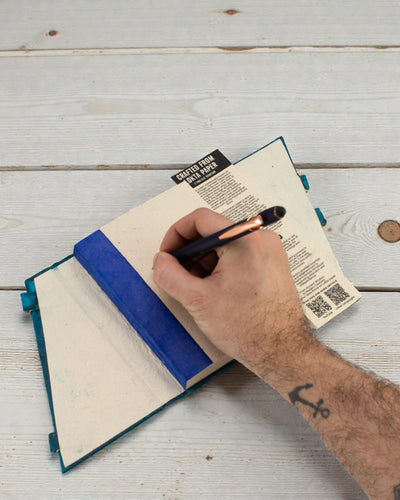 Střední loketní zápisník Výrazné květy – tmavě modrý (45 listů, 15 x 12 cm)