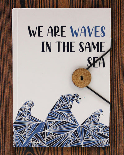Waves Together – cuaderno pequeño con correa y botón de coco 18 × 12,5 cm, 200 páginas