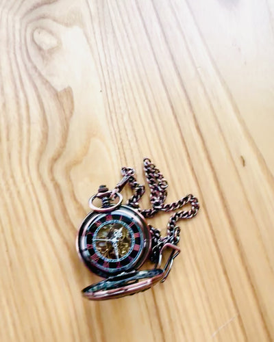 Kišeninis laikrodis "Equus Tempus" - Spalva: Ruda, Rožinis Auksas su Arklio Motyvu, galimybė personalizuoti graviravimu