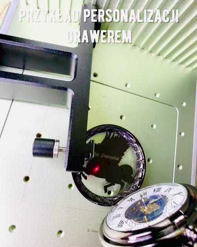 Карманний годинник "Equus Tempus" - Чорний з кінським мотивом, можливість персоналізації гравіюванням - білий циферблат