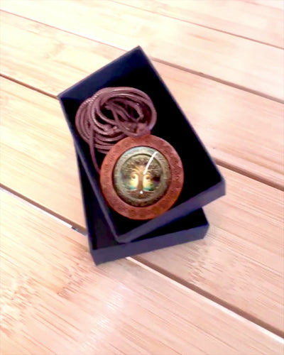 Gyvybės amuletas „Protėvių medis“ - rankų darbo medinis ir stiklinis vėrinys, galimybė personalizuoti graviravimu dovanai