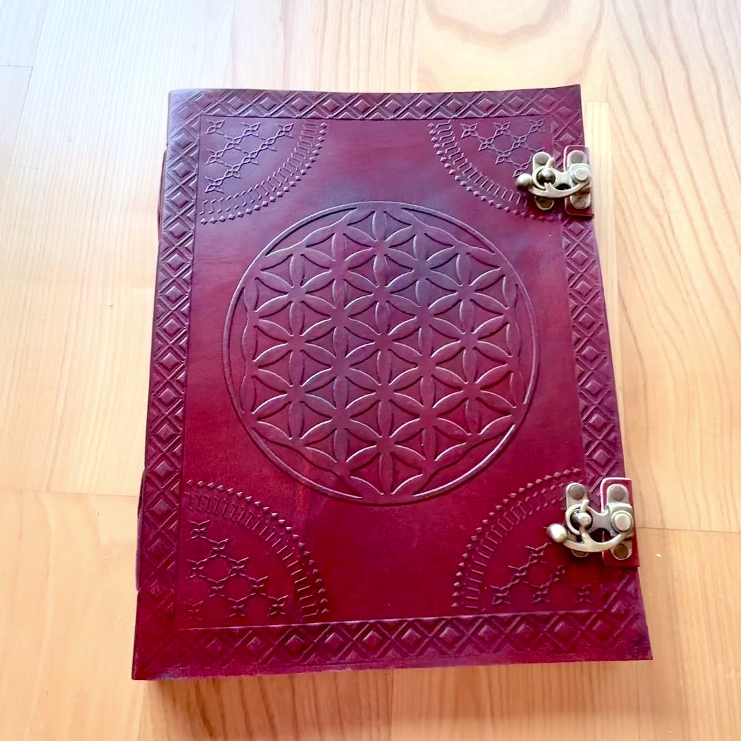 Cuaderno de cuero Mandala de la Vida Grande – Flor de la Vida repujada a mano 25 × 33 cm