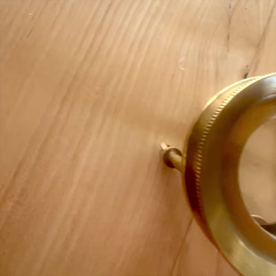 Trikojo didinamasis stiklas MAG-0015 su žalvariniu korpusu, auksinės spalvos, galimybė personalizuoti graviravimą, ideali dovana juvelyrams ir filatelistams, aukštis 7 cm, padidinimas x3