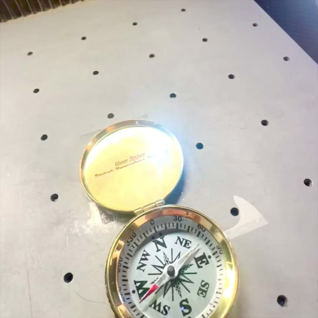 Retro mesingani kompas sa zatvarajućim poklopcem, mogućnost personalizacije gravurom, idealan poklon za mornara, visina 5 cm, pomorski stil