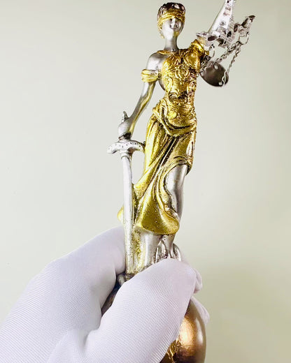 Statueta Zeița Justiției – Decorațiune Artistică pentru Raft, Meșteșug din Rășină, personalizare cu gravură
