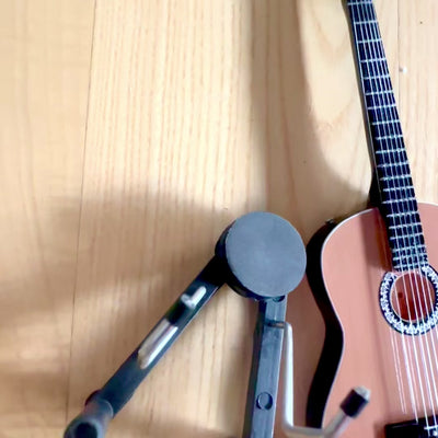 Mini guitarra clásica con grabado - decoración de madera de caoba 25 cm