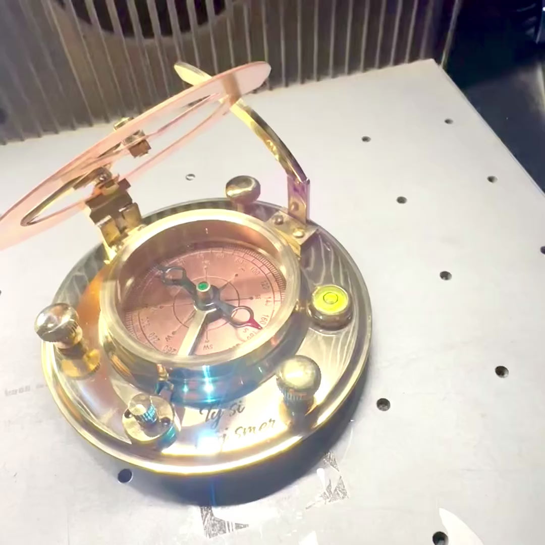 Brújula de latón con reloj de sol en elegante caja de madera - regalo ideal con opción de personalización con grabado - estilo retro, fabricación clásica, alta calidad