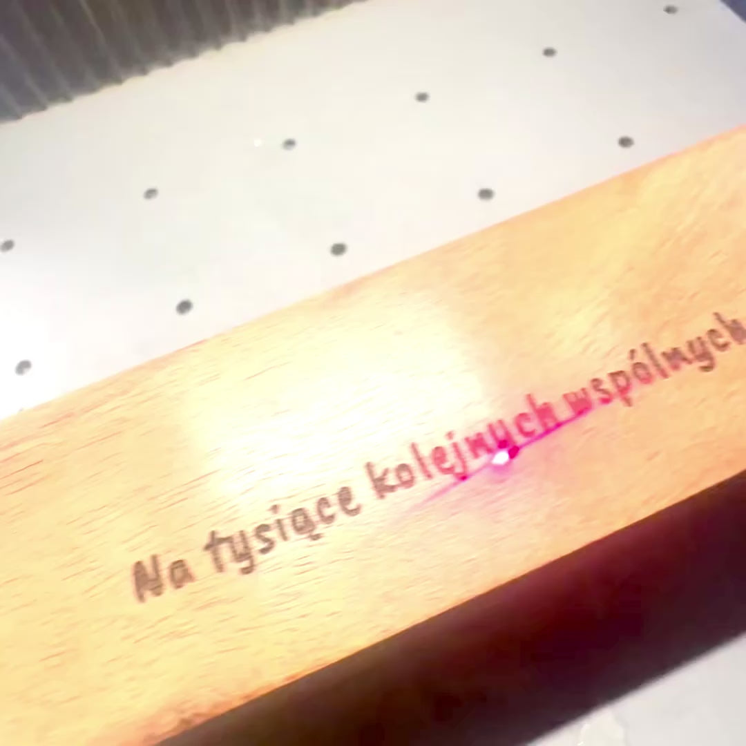 Dados de Madeira Elegantes com Pontos em Latão em Caixa Personalizada