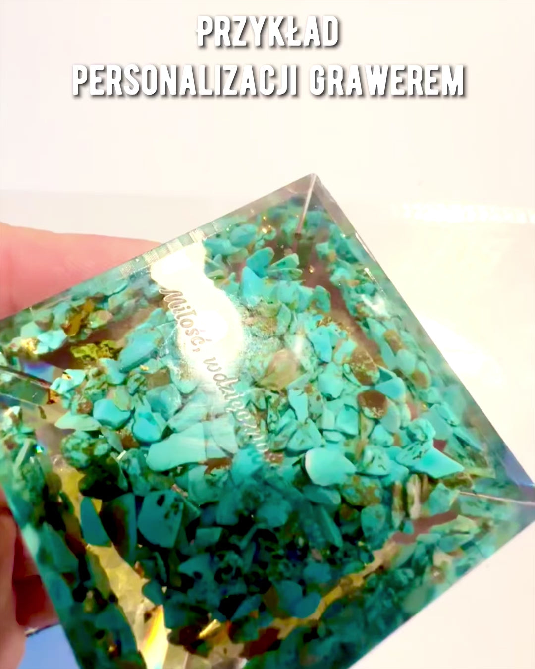 Orgonitová energetická pyramida s krystaly pro meditaci – vyzařuje pozitivní energii a bohatství