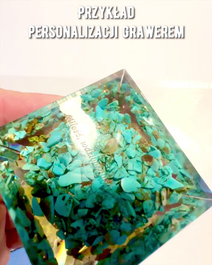 Orgonitová energetická pyramida s krystaly pro meditaci – vyzařuje pozitivní energii a bohatství