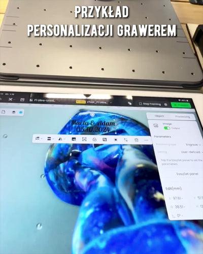 Kosmiskais Apskāviens - Sveķu Figūriņa ar Gravēšanas Iespēju