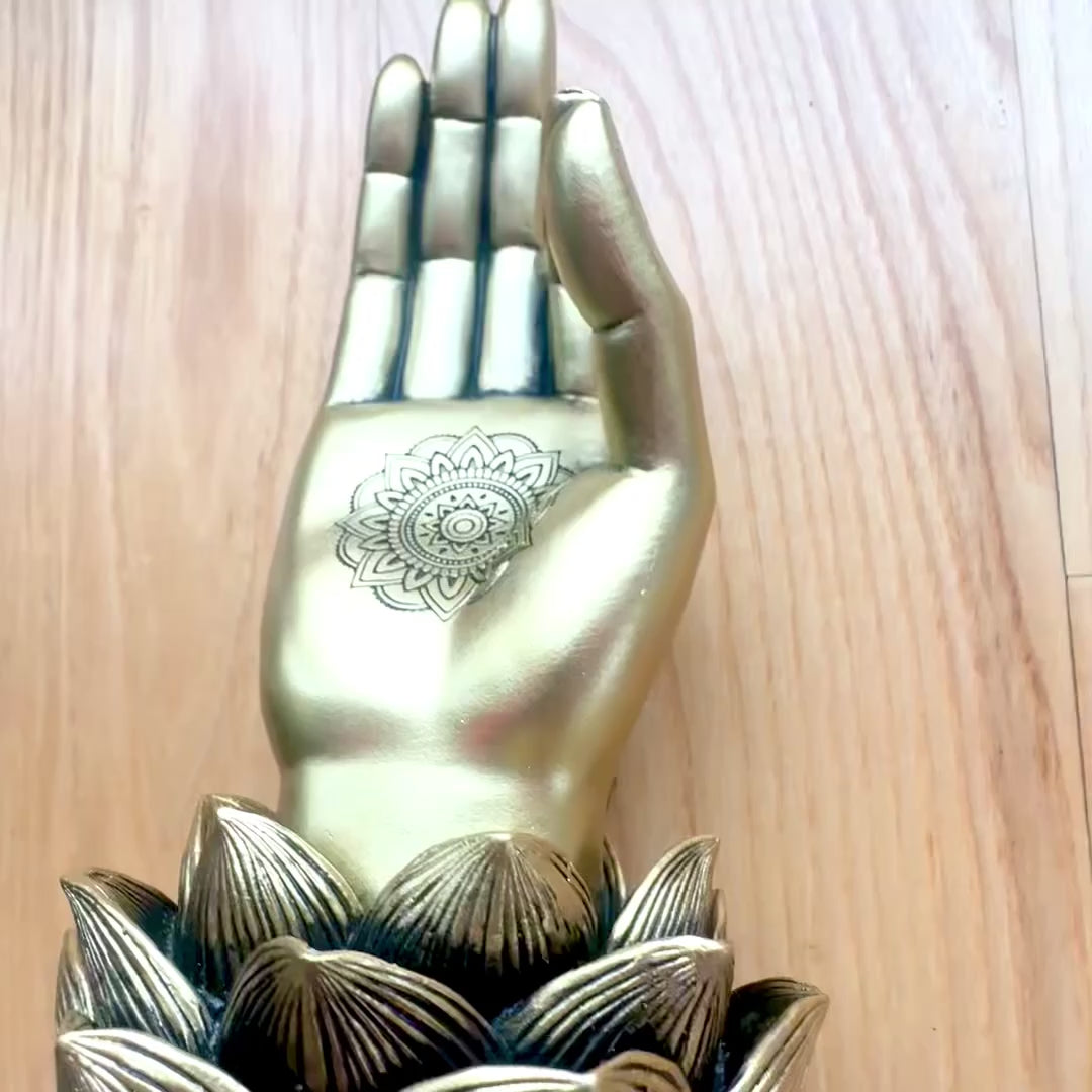 Zlatna figura ruke Bude Mudra OM s gravurom - elegantna dekoracija za poklon - lotosov cvijet, 21 cm, poliresin, glamurozni stil