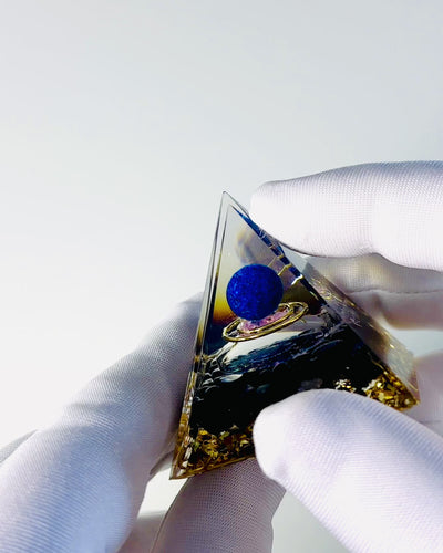 Orgonitová energetická pyramida s krystaly pro meditaci – vyzařuje pozitivní energii a bohatství