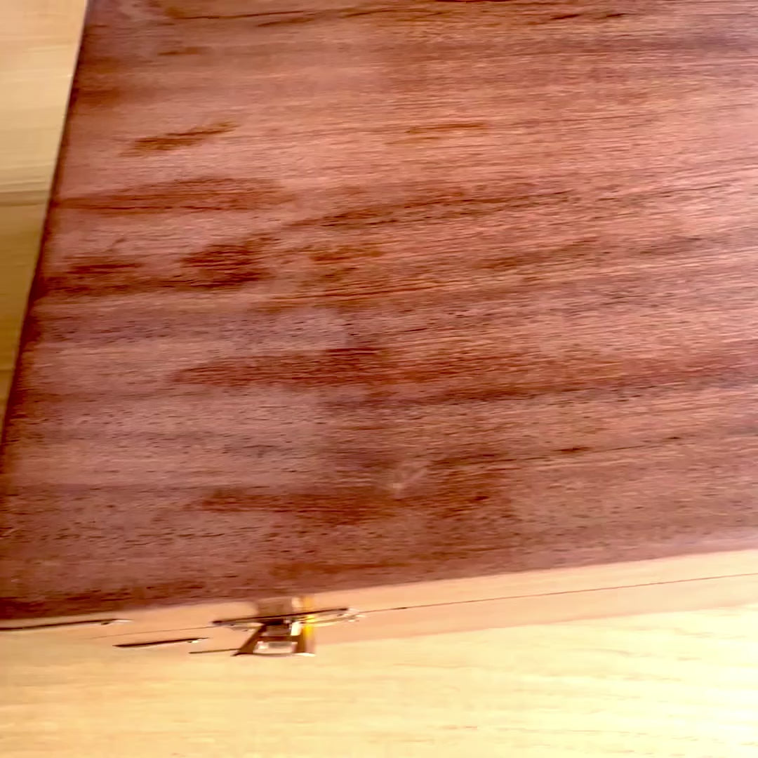 Sextante de latón con grabado en caja de madera