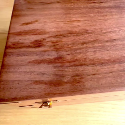 Sextante de latón con grabado en caja de madera