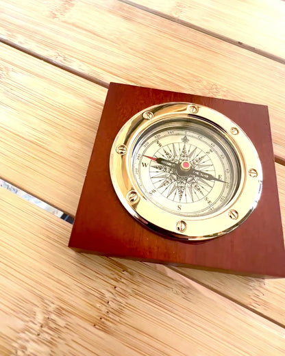 Bússola "Navigator2" - Elegância Clássica em Latão e Madeira, personalização com gravação para presente