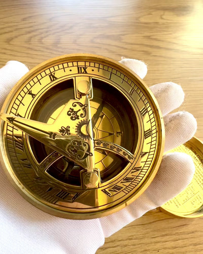 Saules kompass Voyager 7cm – misiņa saules pulkstenis ar kompasu, personalizācija ar gravējumu kā dāvana