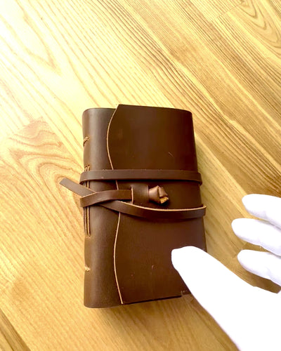 Premium piezīmju grāmatiņa "RetroNotes" – Eleganta piezīmju grāmatiņa no īstas ādas - 200 lapas, 120g, piezīmju grāmatiņa, skiču grāmata, brūna krāsa, personalizācija ar gravējumu