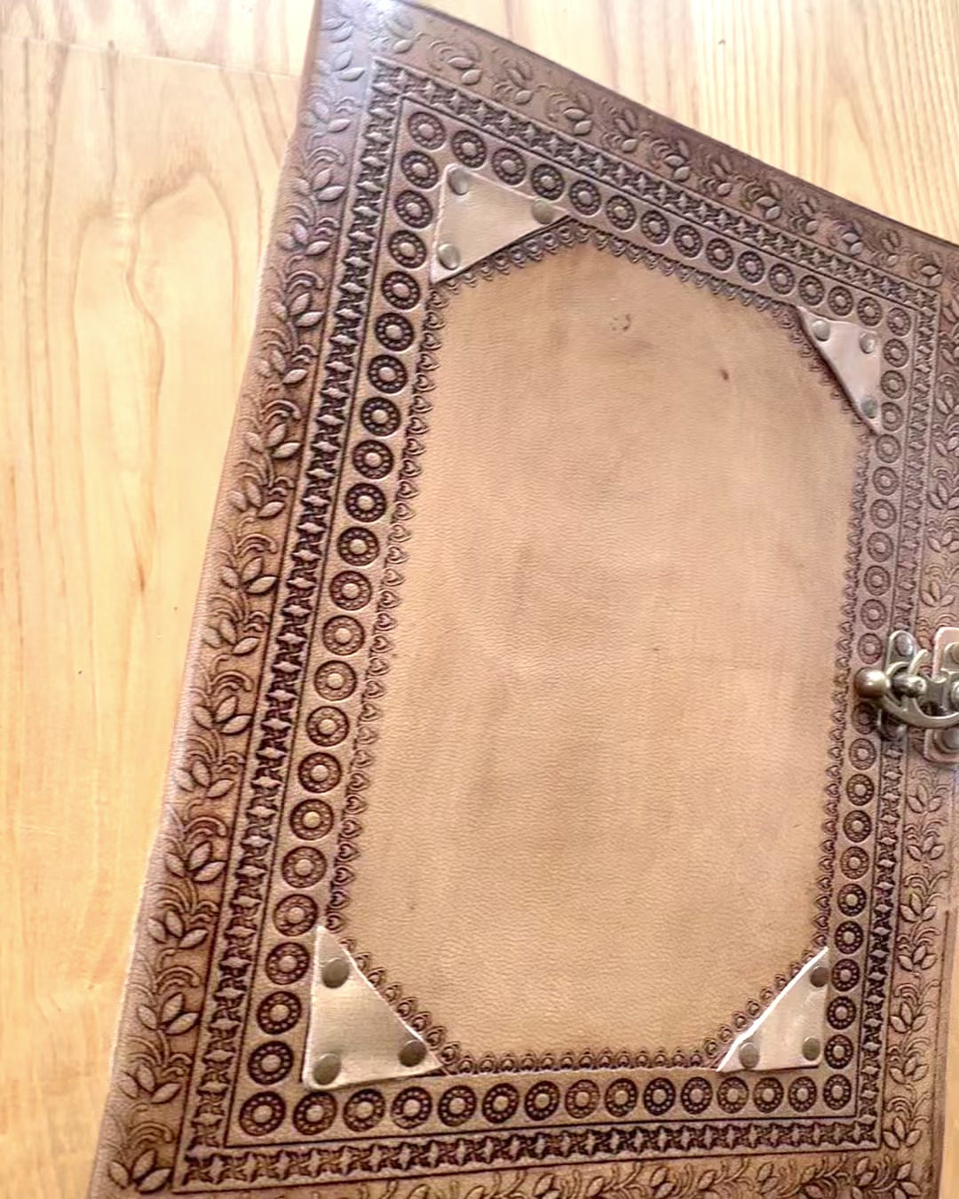 Kožna knjiga uspomena Heritage – personalizirana bilježnica 25 × 33 cm