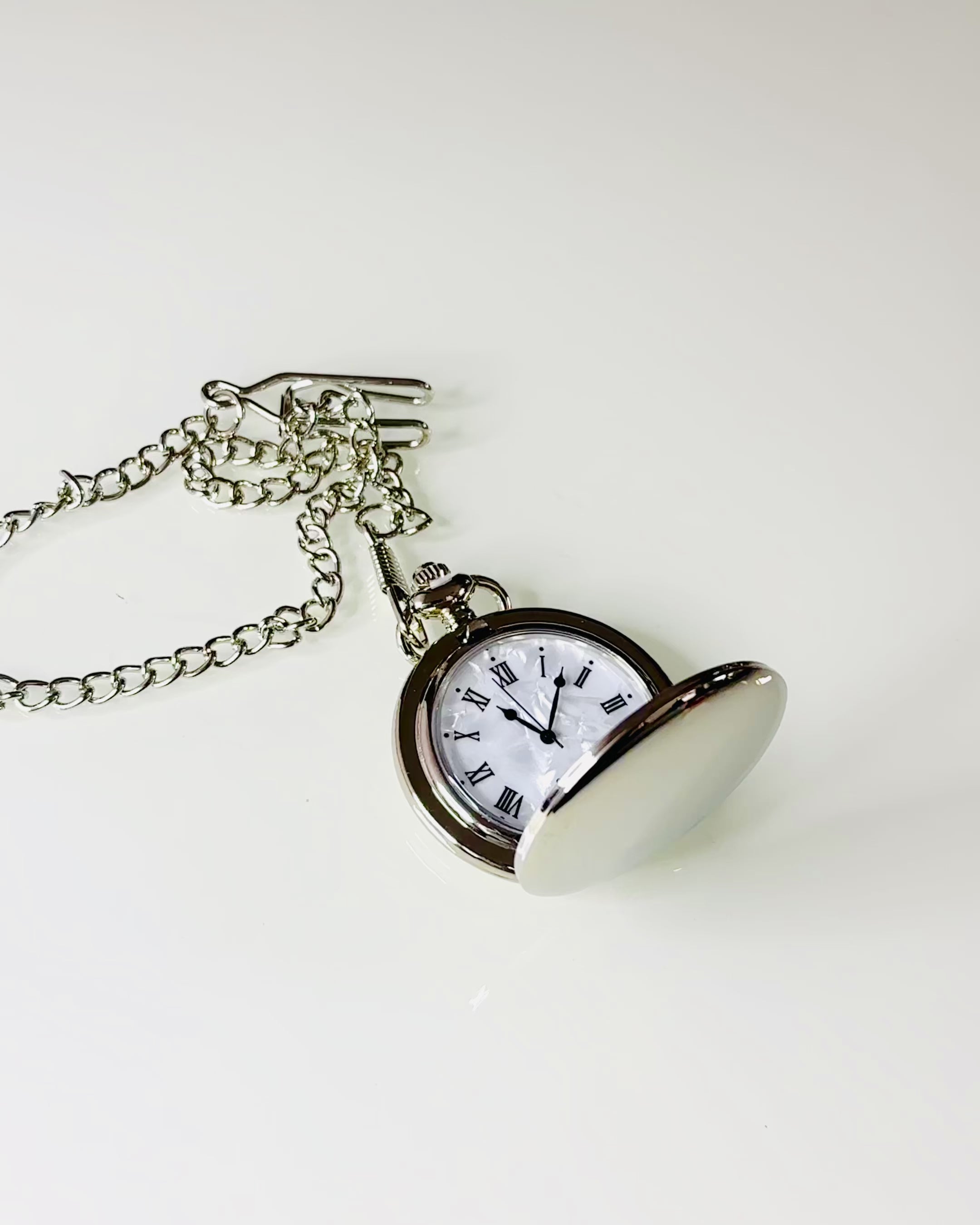 Reloj de Bolsillo Clásico con Números Romanos y Cadena, Cuarzo, Brillo de Acero - color plateado