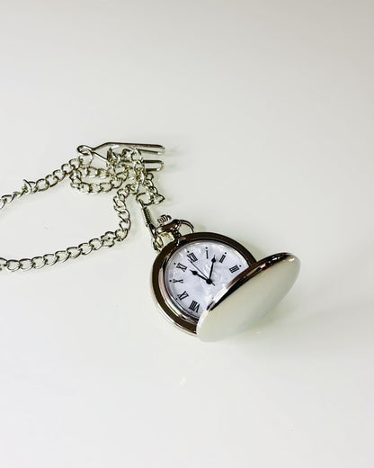 Reloj de Bolsillo Clásico con Números Romanos y Cadena, Cuarzo, Brillo de Acero - color plateado