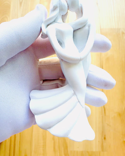 Elegantní Svazek - Malá Dekorativní Soška s Možností Gravírování - barva bílá