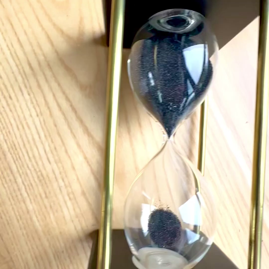 Reloj de arena de latón y madera de 5 minutos con arena negra con posibilidad de personalización con grabado – decoración retro elegante para regalo de 16 cm de altura