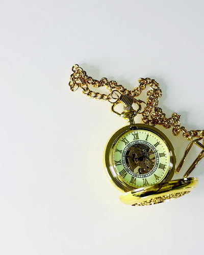 Reloj de Bolsillo Retro Tallado con Mecanismo de Cuerda Manual, color Dorado con Escala Romana y Esfera Luminosa, Estilo Vintage