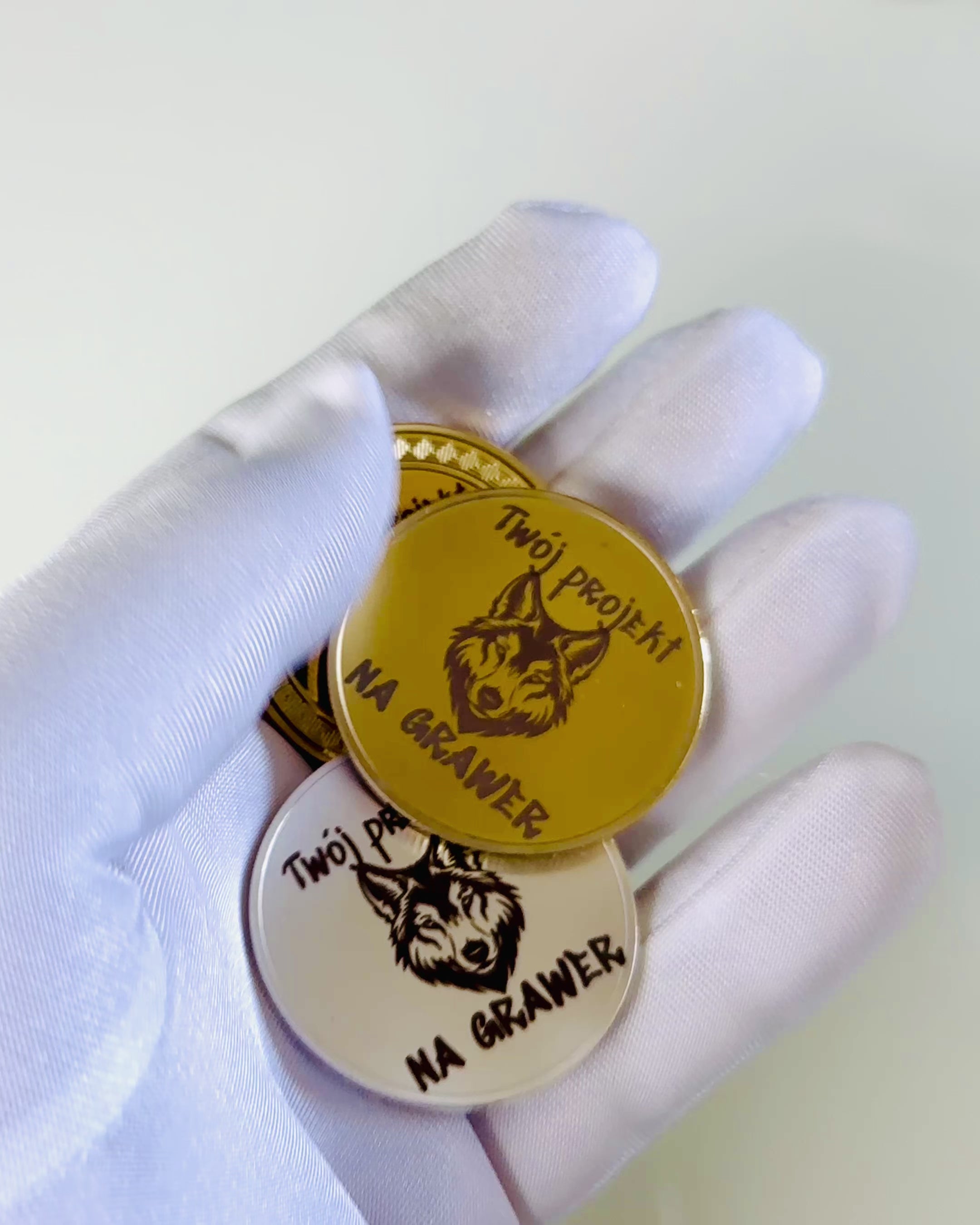 Moneda de Desafío en Blanco con Posibilidad de Personalización con Grabado – Coleccionable, 40mm, tres modelos